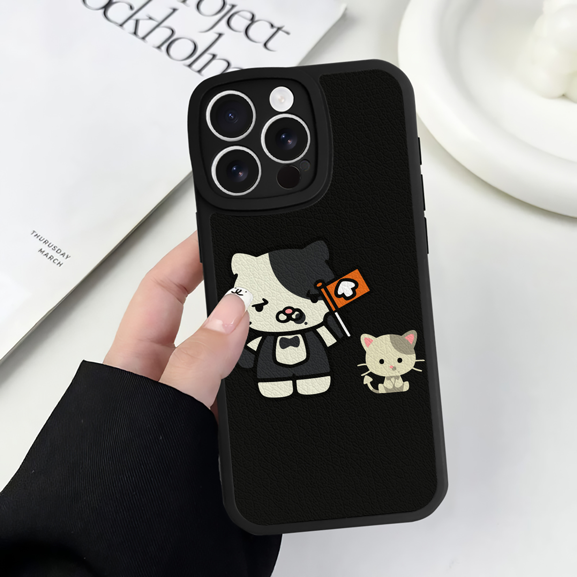 （画像用） Hello Kitty ハローキティ 【iPhone 16シリーズ対応】シリコンスマホケース（レザー調） 材質：シリコン